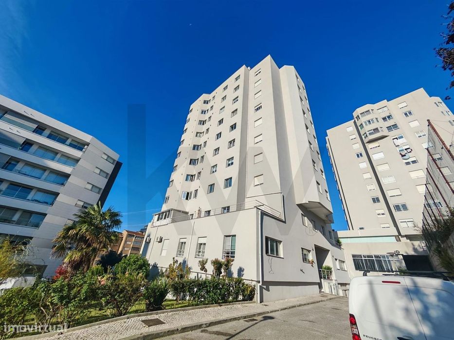 Apartamento T2 com ótimas áreas e garagem — São João da Madeira