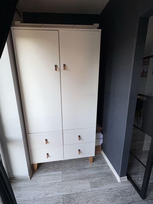 Szafa i komoda biała