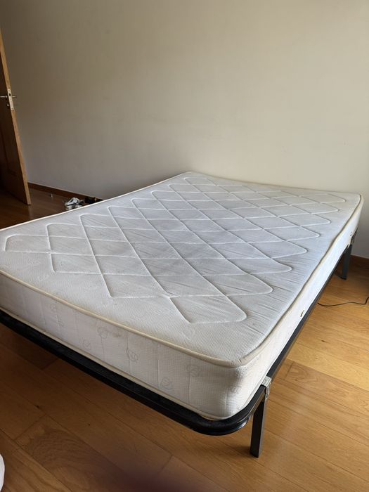 Cama casal usada por apenas 1 pessoa, com estrutura de ferro