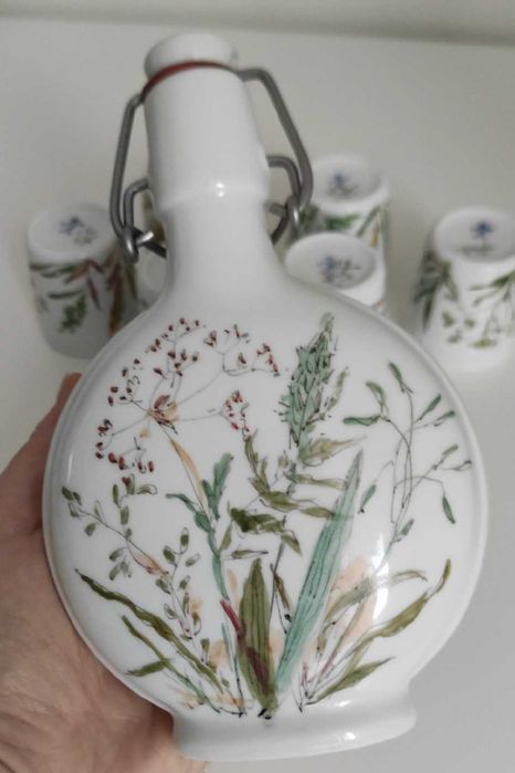 Fürstenberg, porcelanowa piersiówka z kieliszkami