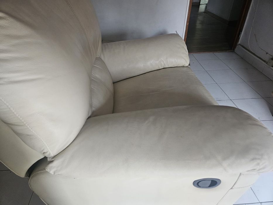 Sofá de couro reclinável Cheers – conforto e estilo para a sua sala!