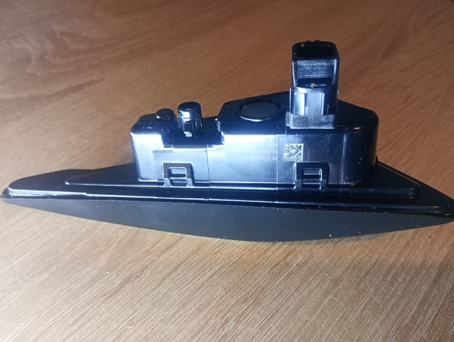 Камера в крило права Model Y. 2020-2023.