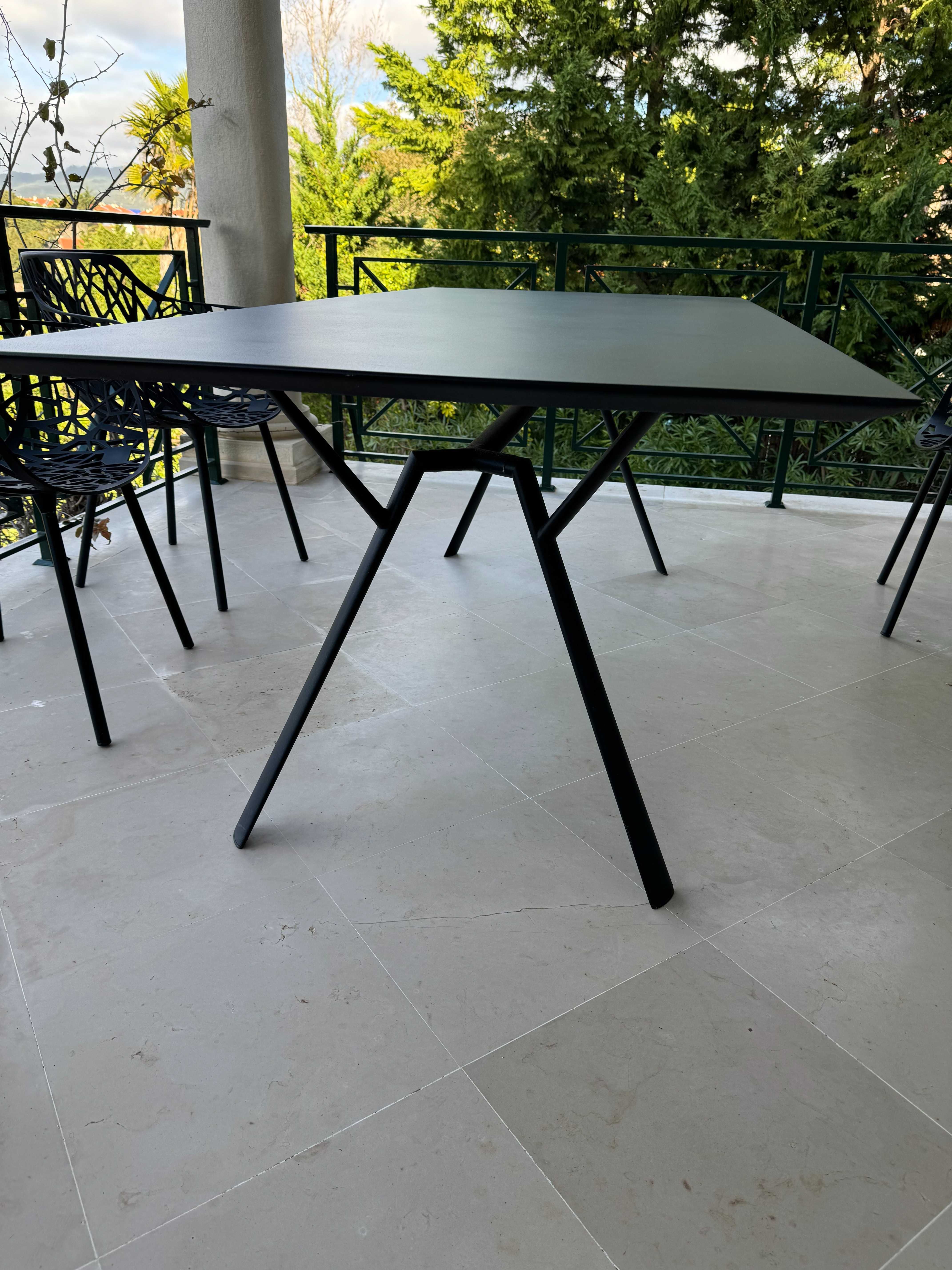 Mesa Italiana Fast Radice Quadra Preta Interior e Exterior. Perfeita