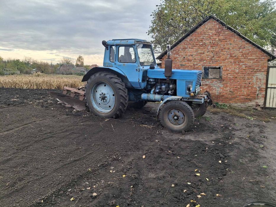 Продам трактор с плугом