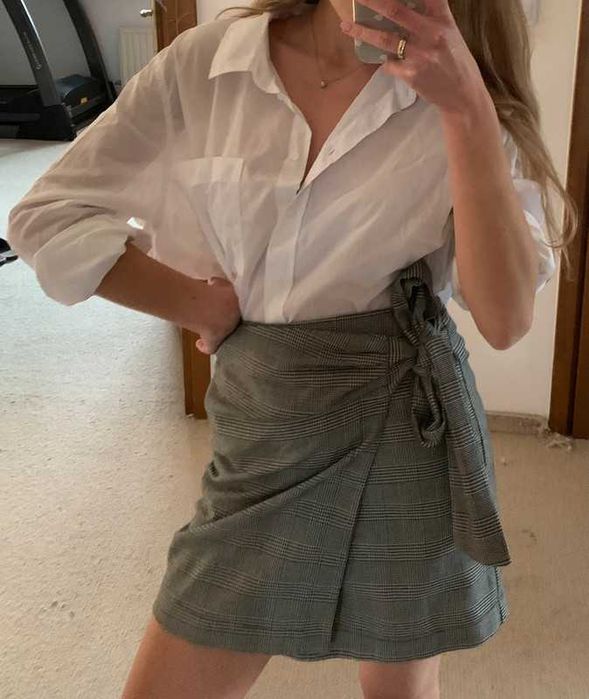 Elegancka szara kopertowa spódnica mini w kratkę do biura Reserved XS