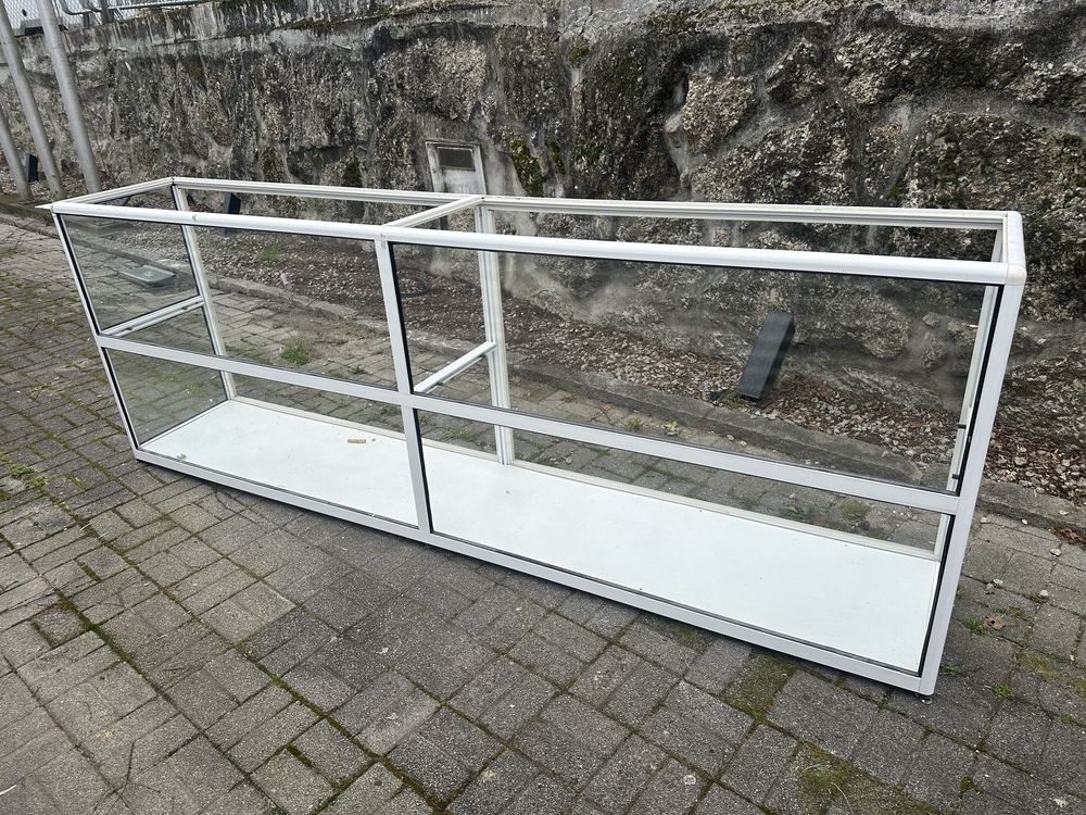 Estante/Vitrine em vidro e aluminio