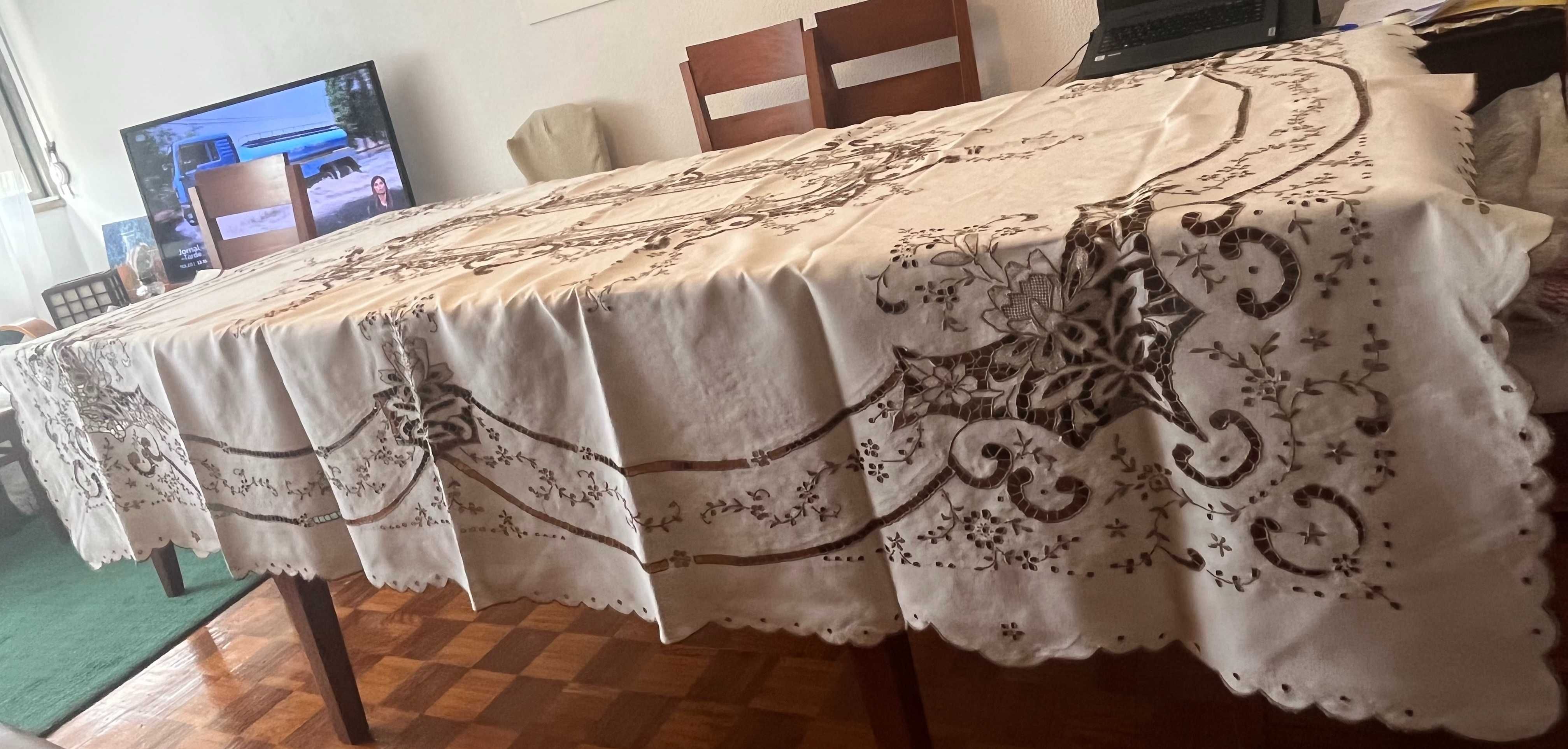 Bordados da Madeira. toalha mesa 2,65 m x 1,85 m,  flores em tons Bege