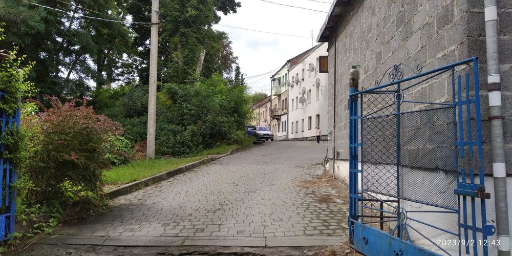 Продам гараж (центр Городка) 44м.кв +ділянк 20м.кв. взаді під добудову