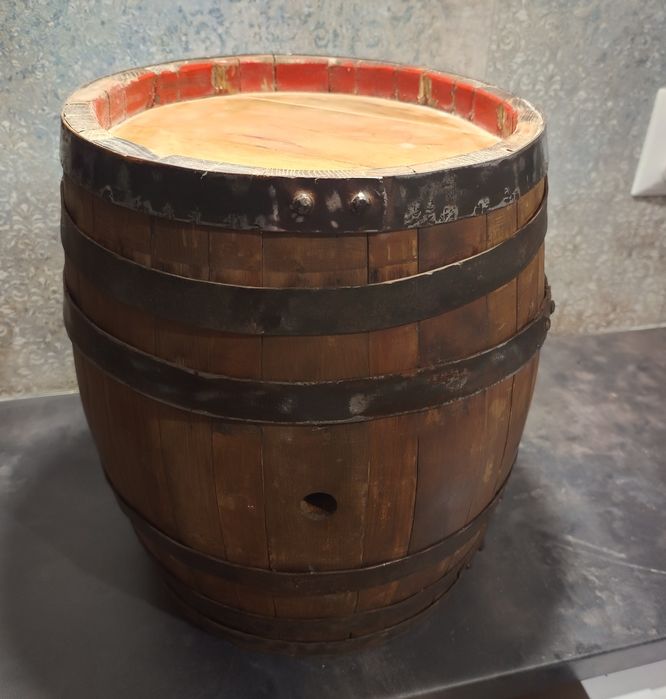 Mała stara drewniana beczka