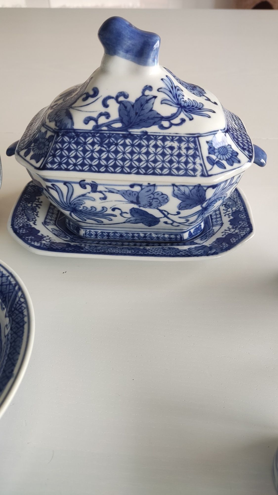 Conjunto de peças de porcelana em azul