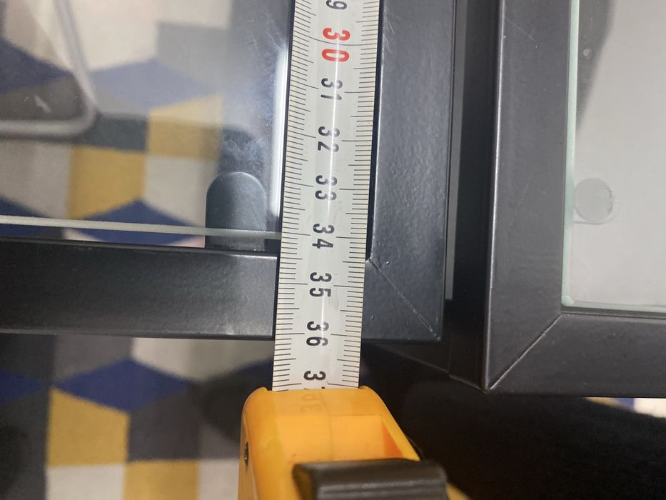 2 pequenas mesas com tampo de vidro e 1 estante madeira preta IKEA