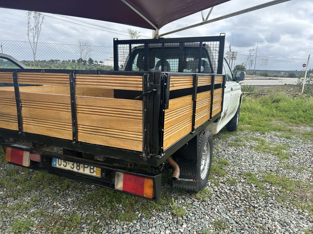 Mitsubishi L200 4x4    4 lugares