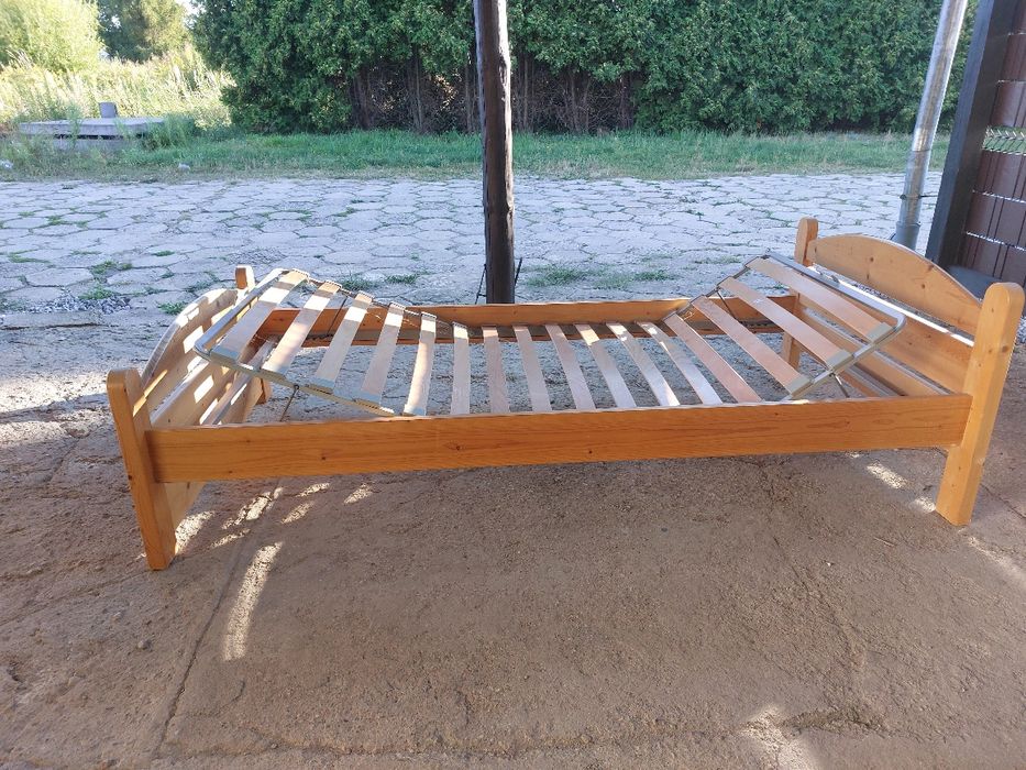 Łóżko drewniane z materacem i stelażem regulowanym - 2 szt