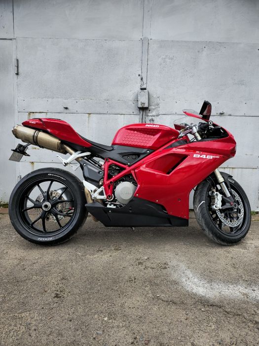 Спортивний мотоцикл. Спортбайк. Ducati 848 evo.
