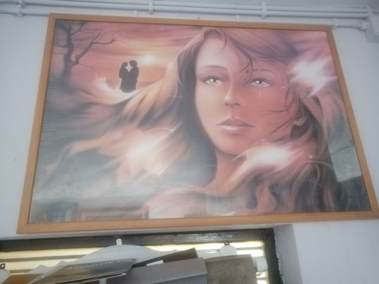 Quadro decorativo com vidro e muldura.