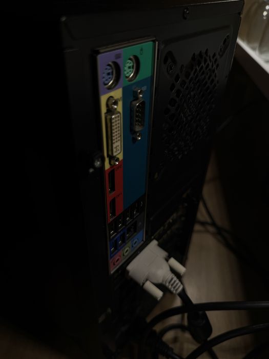 Komputer stacjonarny wraz z monitorem (GTX 1060 (i7 3770) (16 GB RAM)