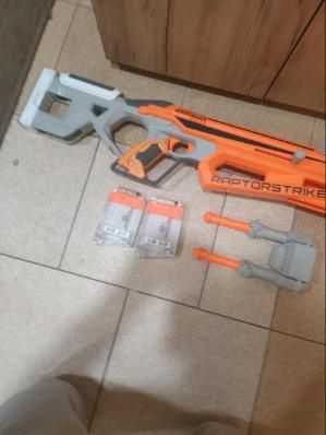 Nerf RaptorStrike z dwoma magazynkami