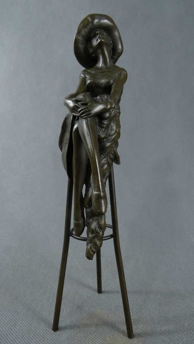 Dama Kobieta siedząca na krześle BRĄZ figura RZEŹBA sygnowana 27cm