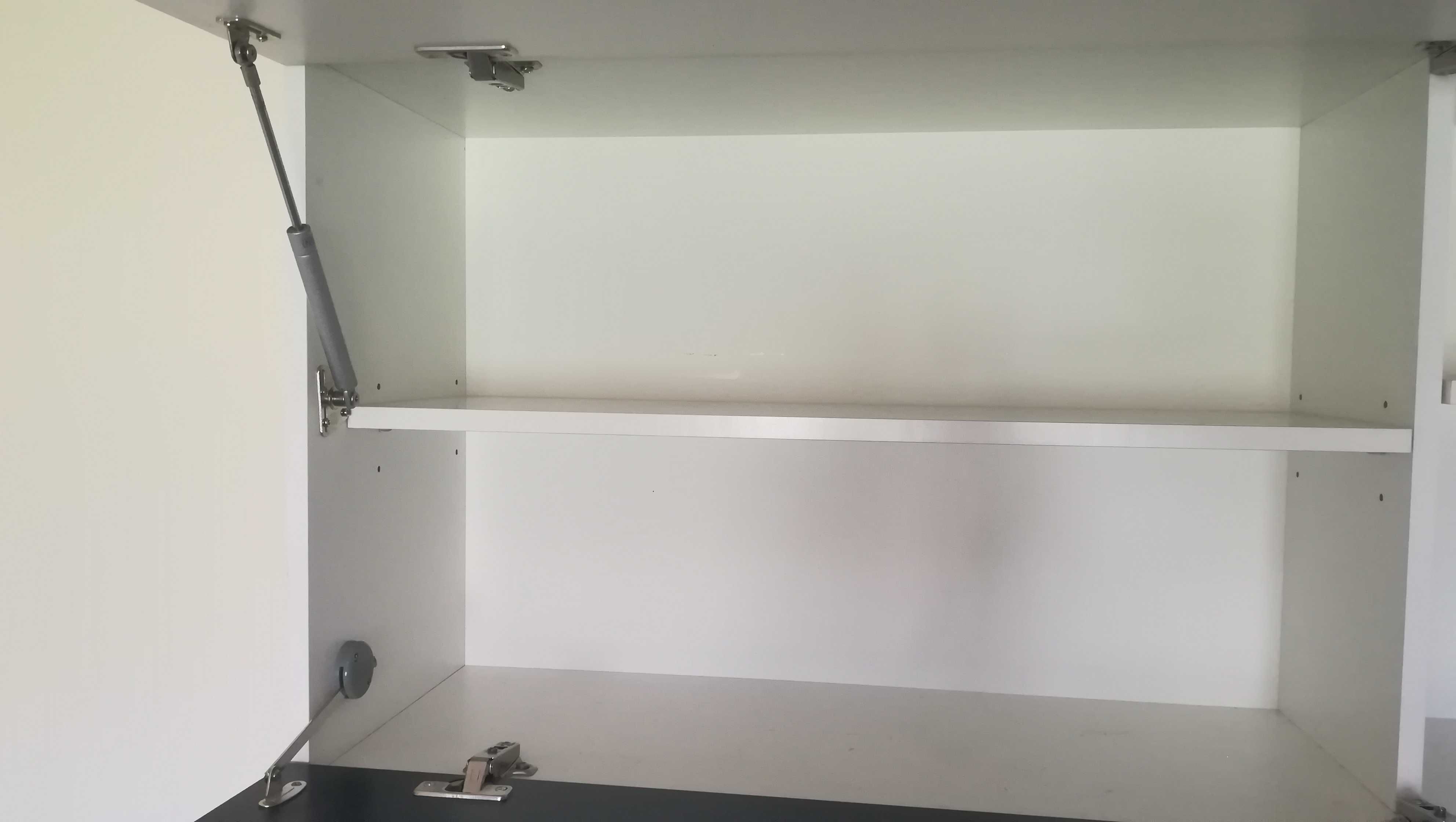 Móvel de sala com diferentes elementos em branco e preto