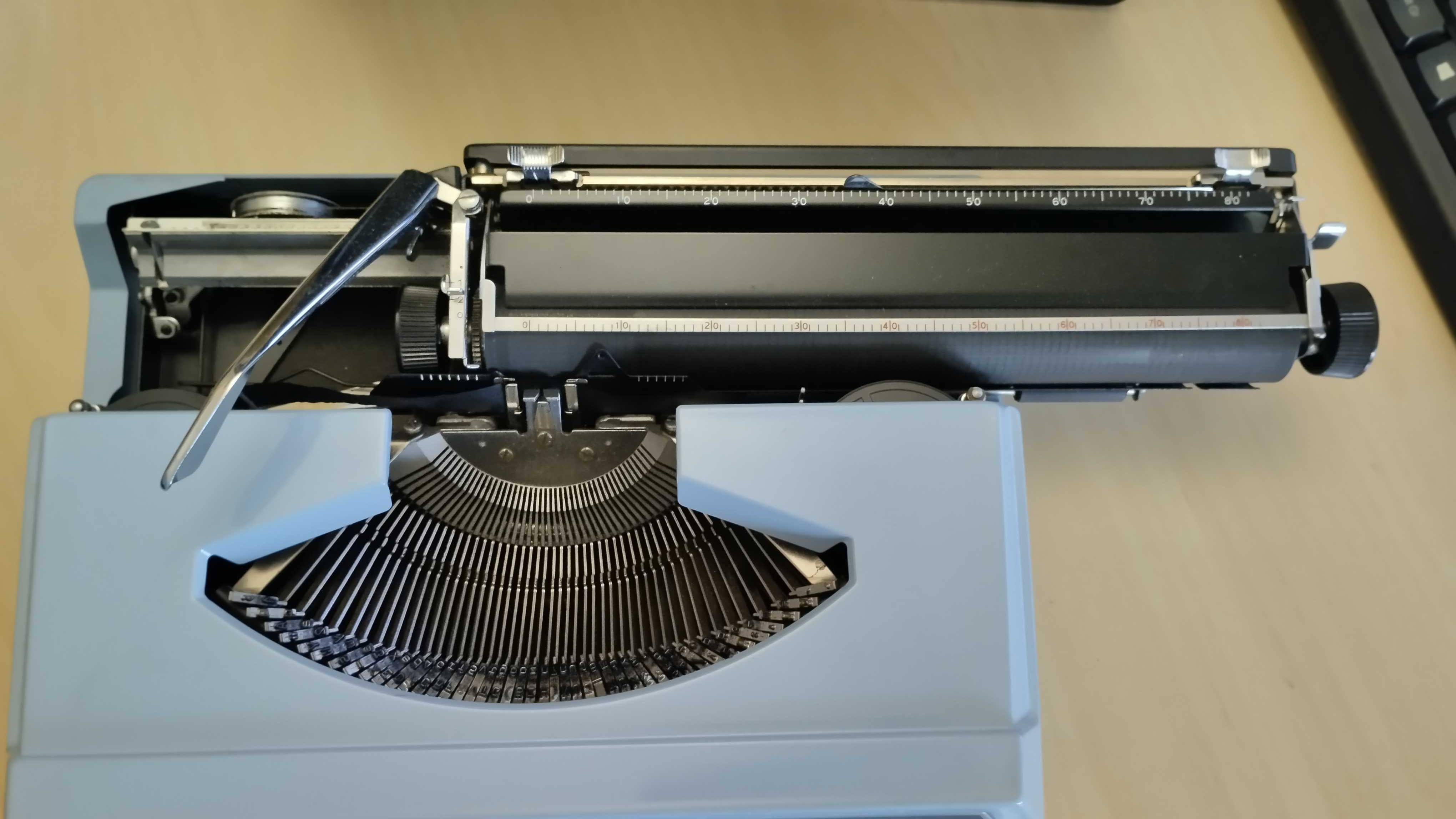 Stara maszyna do pisania w oryginalnej walizce
