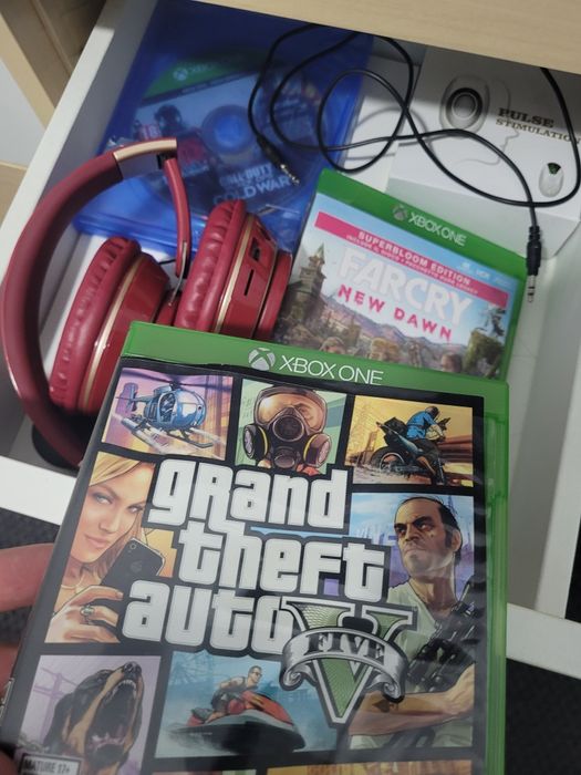 X box one x 1 t com 3 jogos e 1 comando