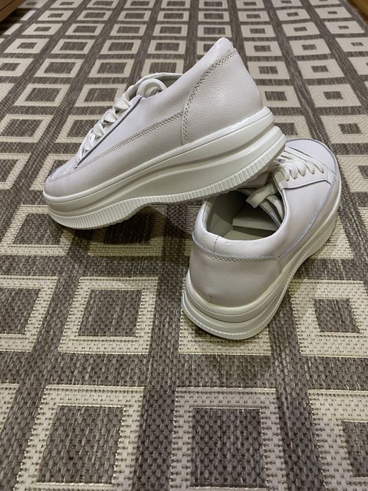 Кросівки жіночі