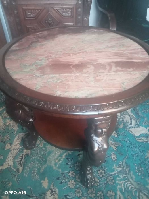 Stolik rzeźbiony,blat marmur ,nogi lwie łapy.