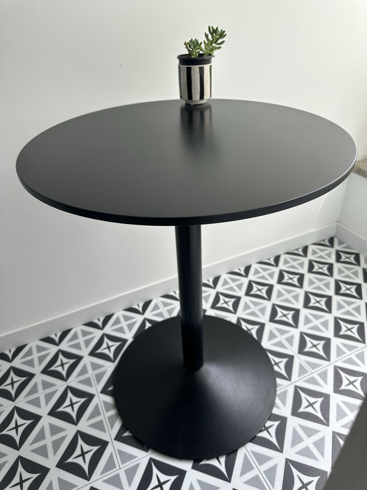 Mesa de jantar redonda em MDF e metal yvetta preta