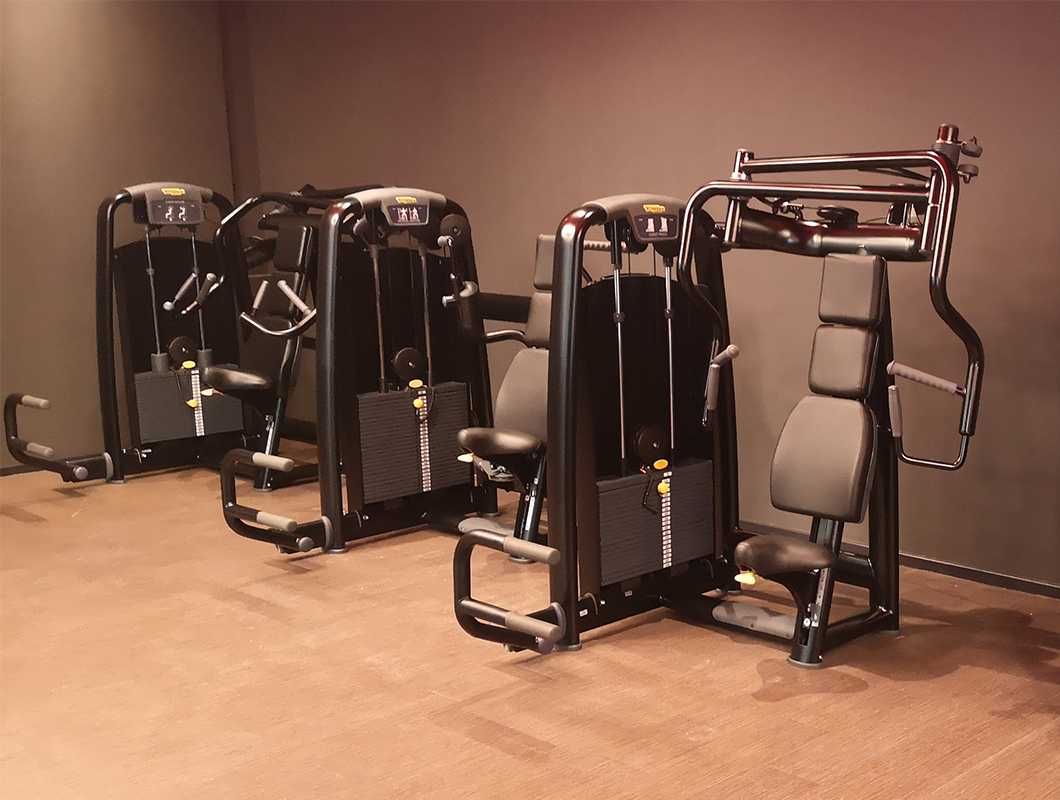 Technogym Selection zestaw 26 maszyn ze stosem/ wyposażenie siłowni