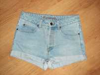 Jasne szorty jeansowe
