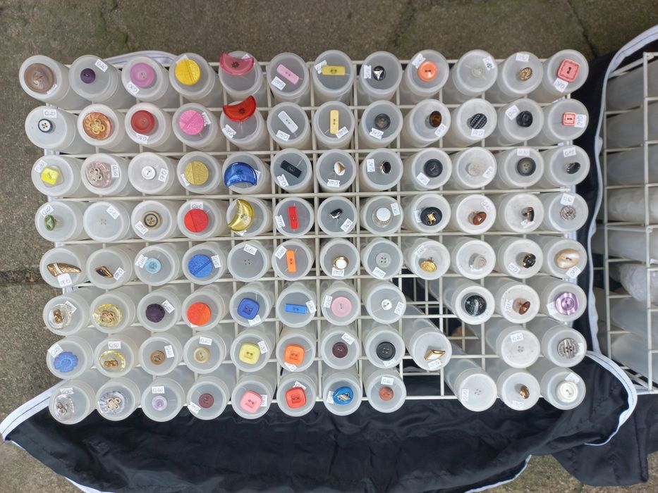 Dwa ekspozytory na guziki