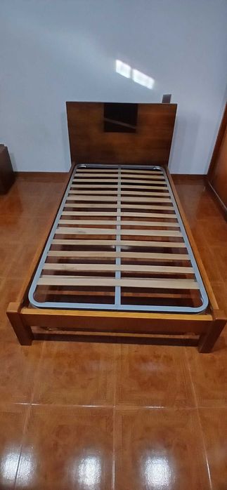 Vendo cama + colchão de solteiro + mesinha de cabeceira