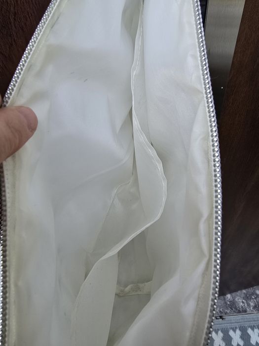 Kosmetyczka biało kremowa w niebieskie kwiaty