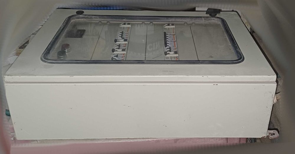 Quadro elétrico exterior com vários disjuntores