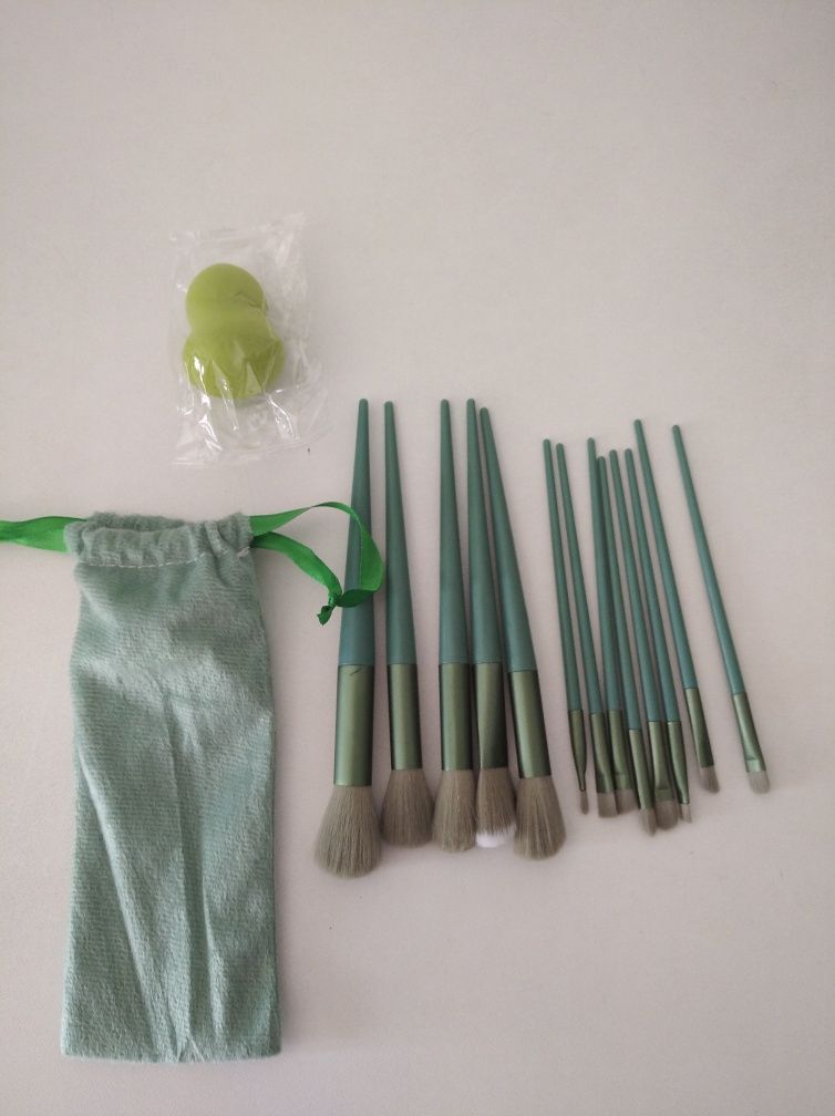 Pack de 13 pincéis de maquilhagem e uma esponja novos