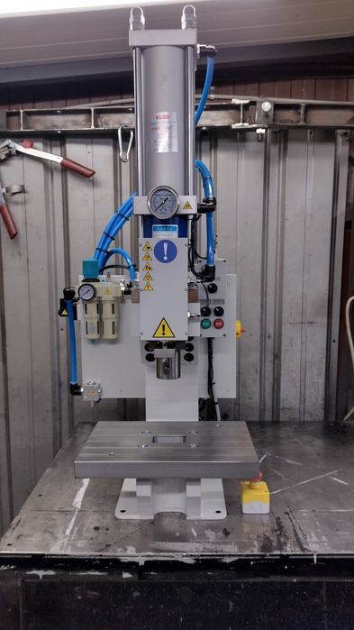 Prasa hydropneumatyczna montażowa (hydrauliczna pneumatyczna)