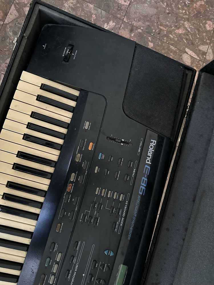 Orgão roland e86