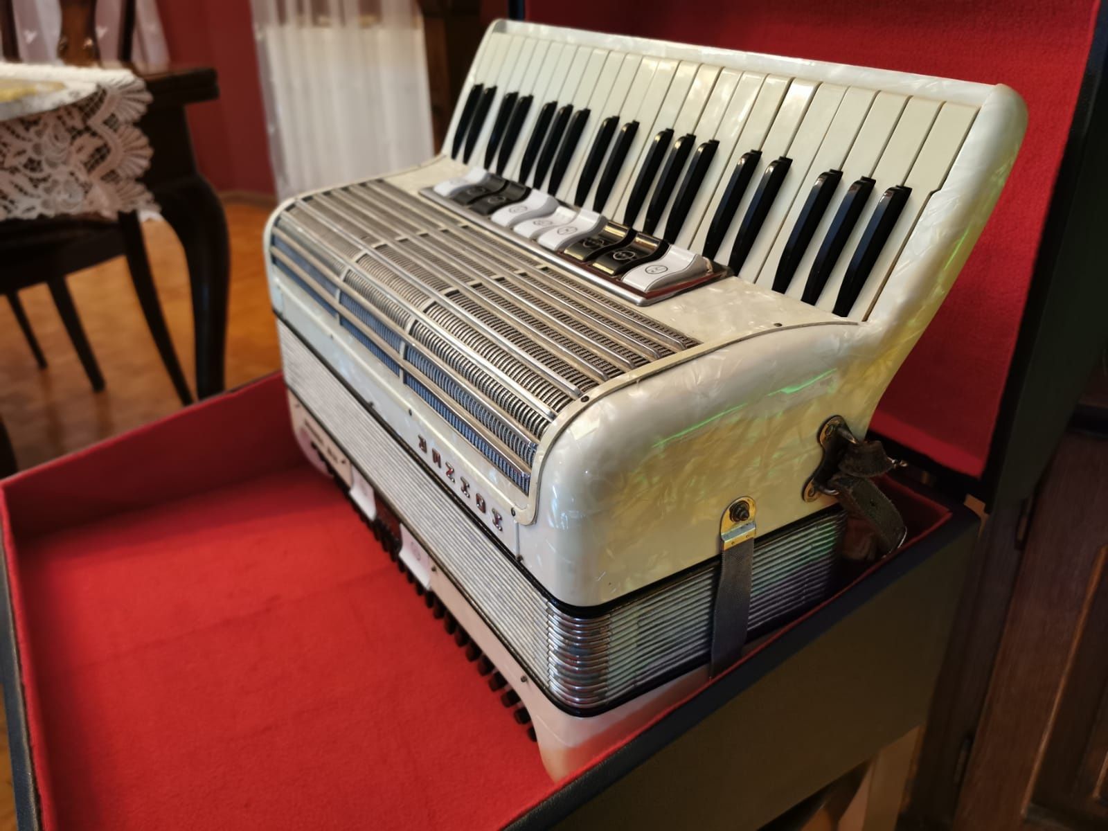Akordeon Hohner Regina IIIM 120 basów z futerałem