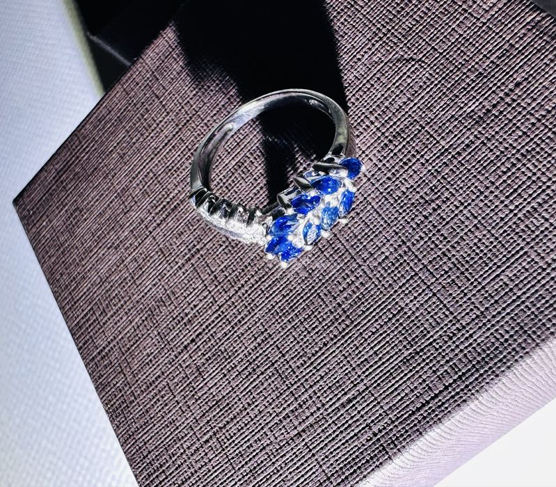 Кольцо с бриллиантами и синими сапфирами