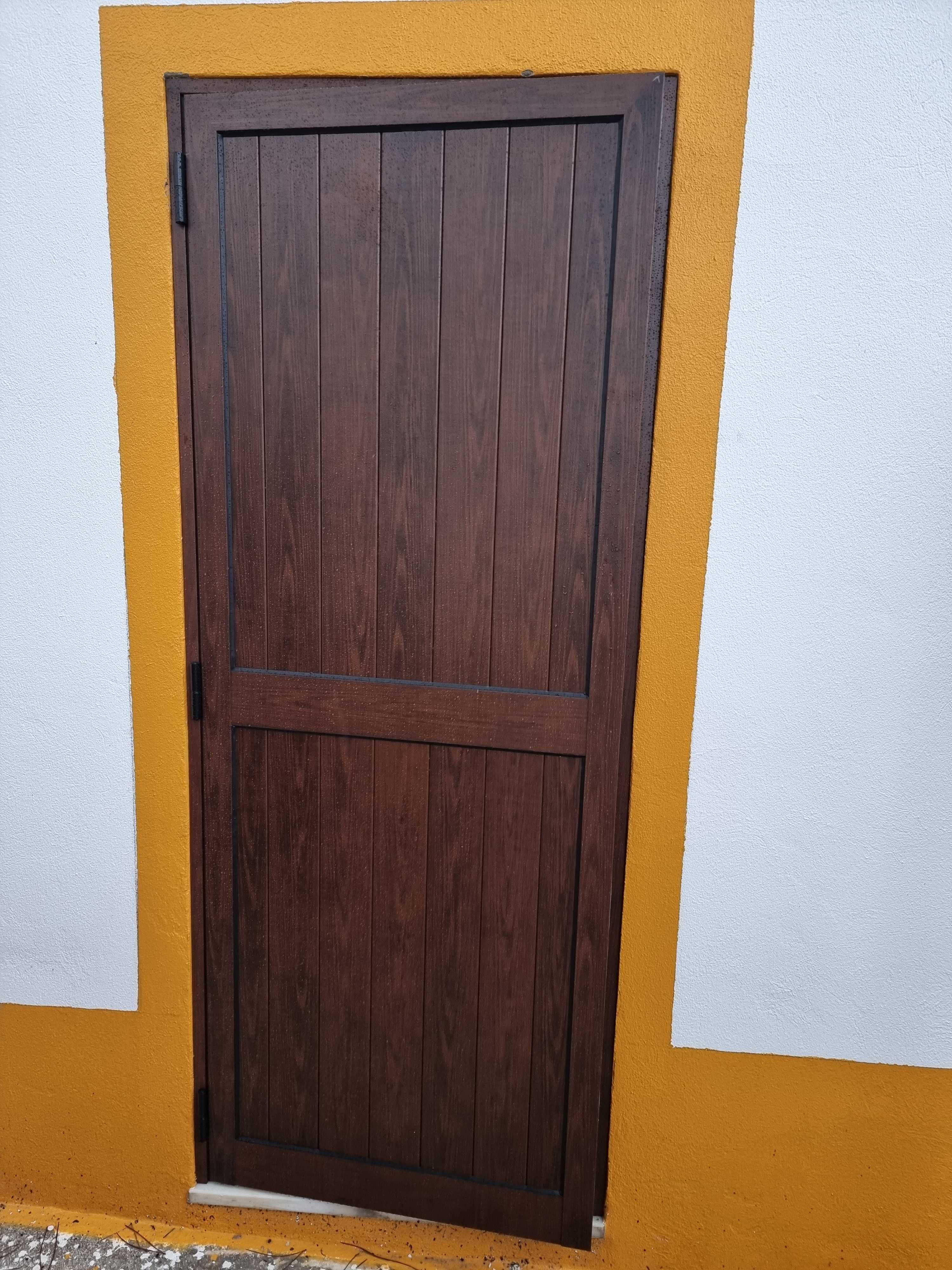 Janelas e portas em PVC, estores, Marquises, portadas em alumínio