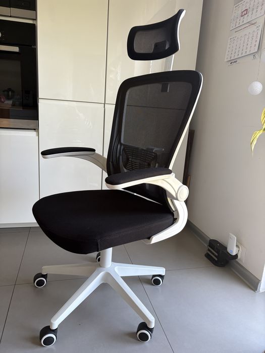 Fotel biurowy czarny material/ biale dodatki