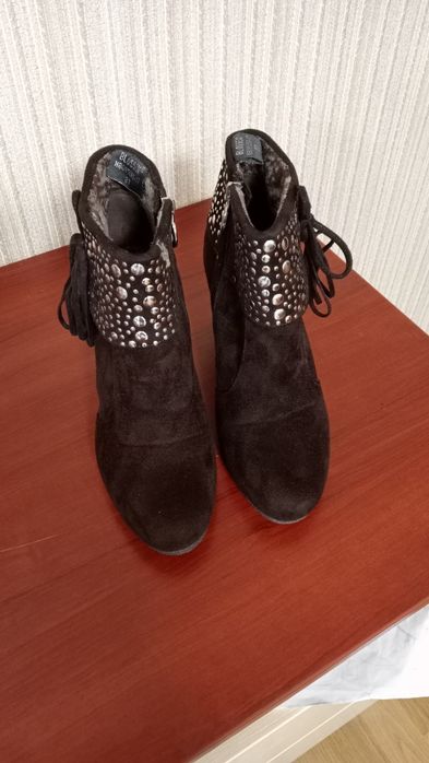 Продаються ботінки