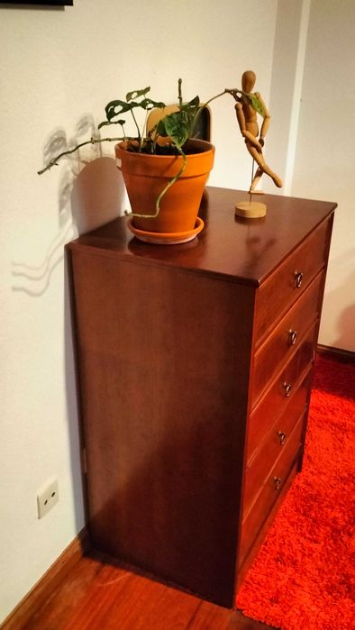 Cómoda clássica, madeira maciça alta e estreita (castanho avermelhado)