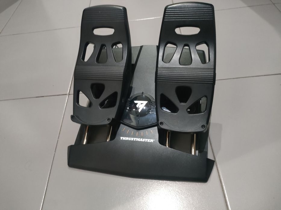 Joystick THRUSTMASTER Hotas para Pc e Xbox + Pedais