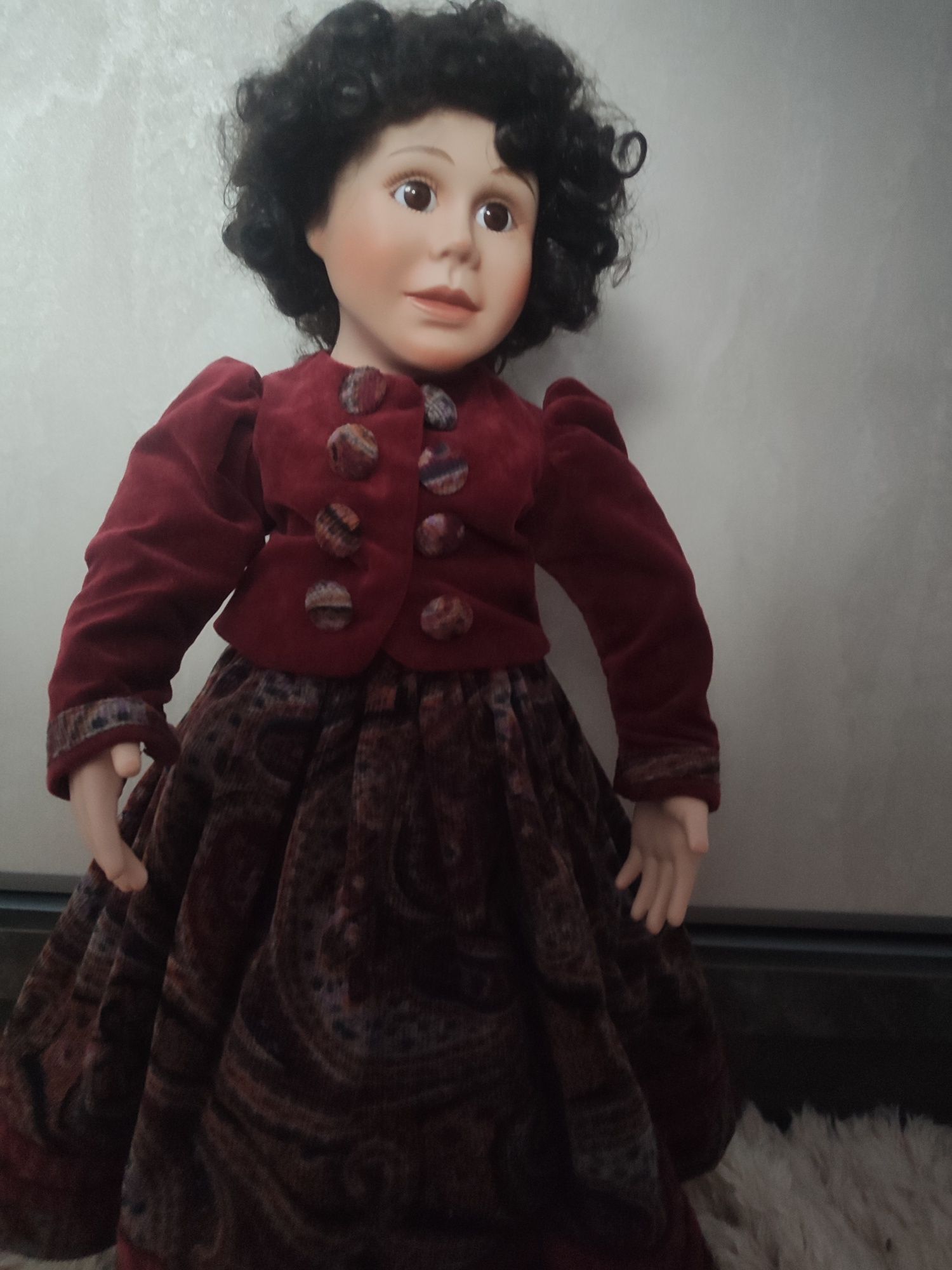 Продам коллекционную фарфоровую куклу 47 см. 1000 грн.