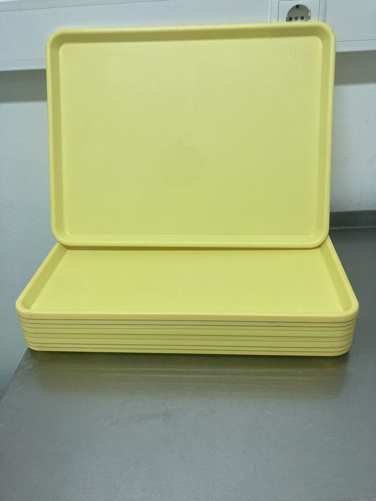 Tabuleiros de cantina em plástico amarelo – 3€ cada / 20€ o lote
