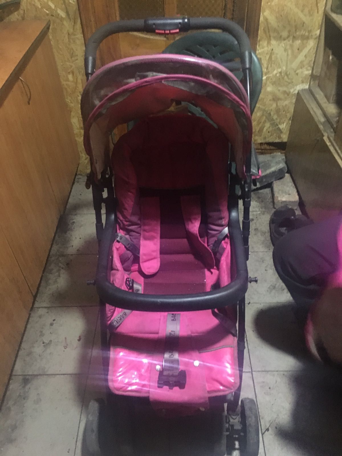 Детская коляска розового цвета