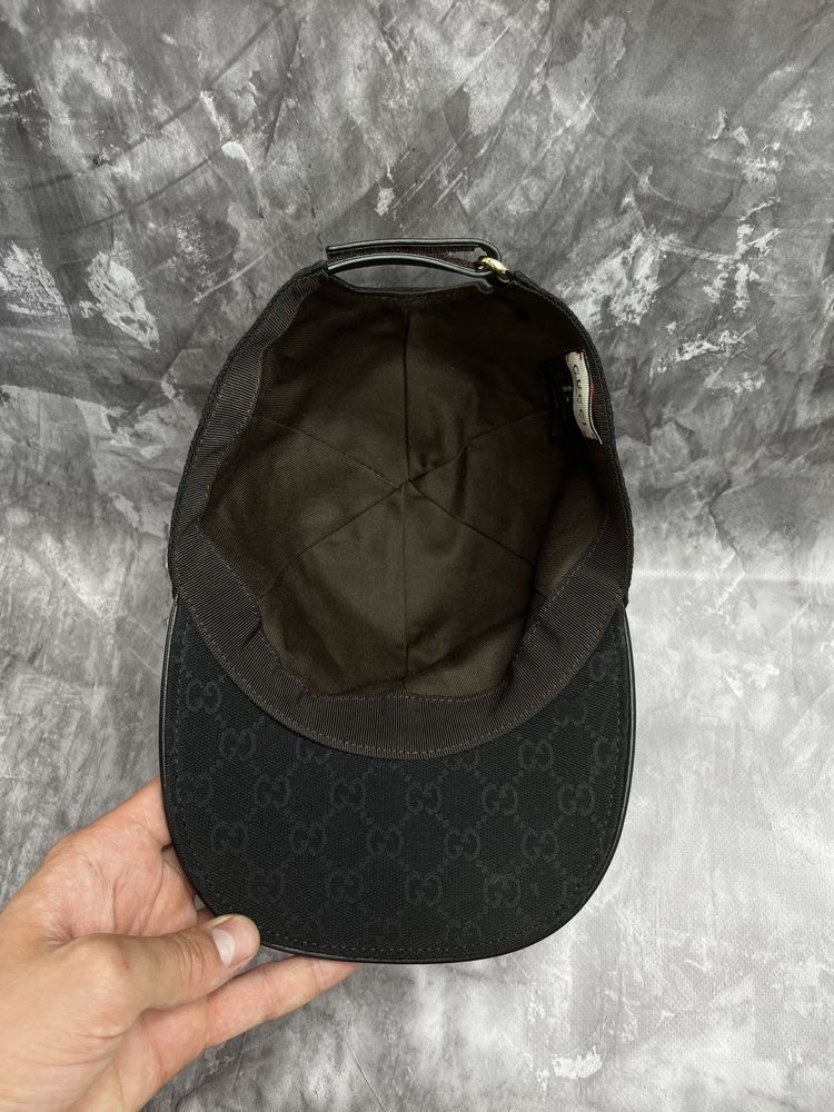 Чорна кепка Gucci гарна модель гучі