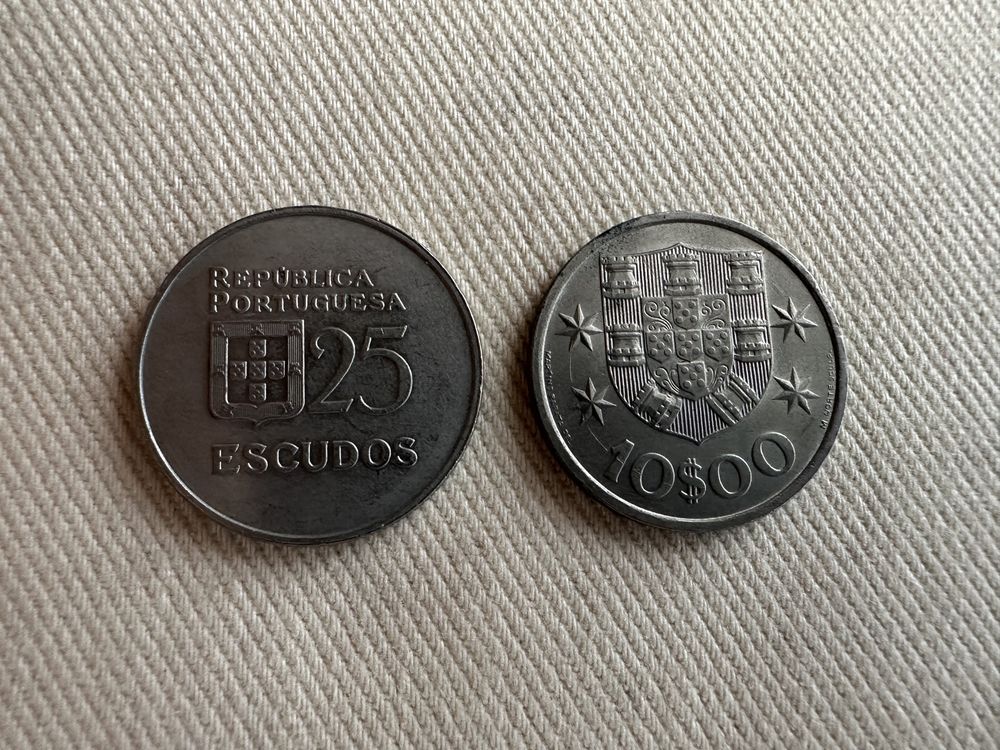 Moedas de 10$ (1973) e 25$(1986)