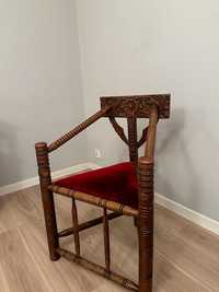Zdobione drewniane krzesło